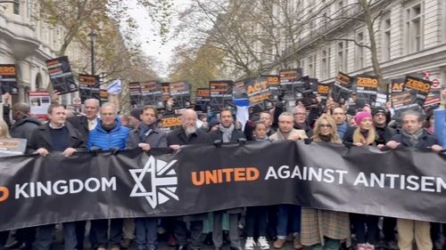 Mii de oameni au mărșăluit împotriva antisemitismului la Londra / BBC a interzis angajaților să participe la marș