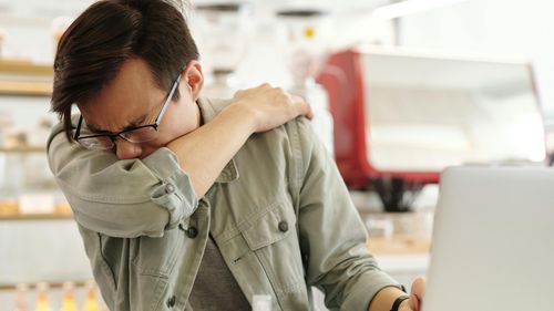 De ce nu putem scăpa de răceala comună, nici după 100 de ani de cercetare?