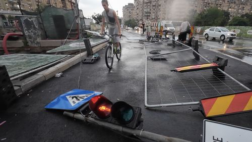 FOTO VIDEO | Haos în București după potop: Stația de metrou Piața Victoriei 2, închisă miercuri dimineață / Trasee schimbate în transportul în comun / Pasaje rutiere, străzi și stații de metrou inundate, sute de copaci smulși, aproape 1000 de intervenții ISU în codul roșu de vijelii care a măturat Bucureștiul