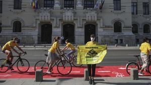 Flash-mob Greenpeace în fața Primăriei București pentru mai multe piste de biciclete