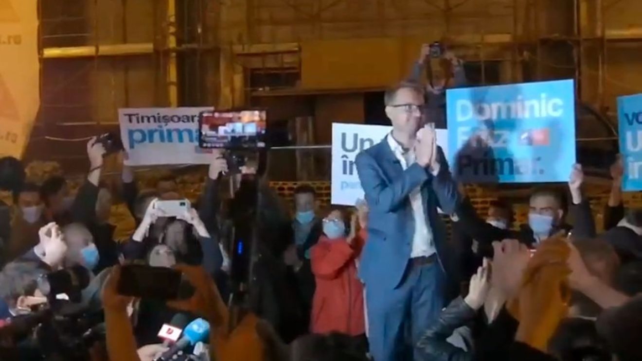 VIDEO Timișorenii scandează în piață numele lui Dominic Fritz/ Fritz: De azi ștergem ”nu se poate” din vocabularul Timișoarei. Nu ne mai lăsăm paralizați de frică pentru că suntem singuri în bulă, sutem o comunitate!