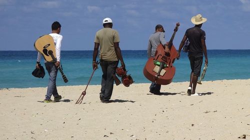 Amenzi de până la 36.000 de euro în stațiunile din Portugalia pentru turiștii gălăgioși / Autoritățile își rezervă dreptul de a confisca „accesoriile audio”