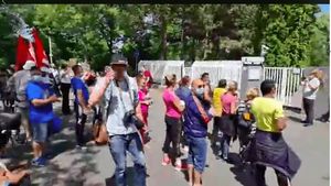 VIDEO Zeci de muncitori români au protestat la Consulatul României din Bonn: Muncim câte 10 ore pe zi pentru 350 de euro pe lună. Ambasadorul Emil Hurezeanu: Noi nu putem acționa în interiorul proprietăților private din Germania