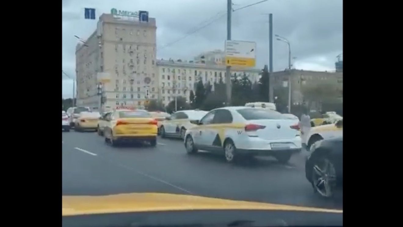 VIDEO Compania de taxiuri „Yandex Taxi”, sabotată la Moscova / S-au produs blocaje în trafic  după ce zeci de mașini au fost direcționate către o zonă din Moscova / ”E ca în filmele cu James Bond”