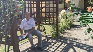 Viceprimarul unei comune din Buzău acordă audienţe în curtea primăriei, pe o bancă / Nu are birou în clădirea primăriei, fiind refuzat de către primar