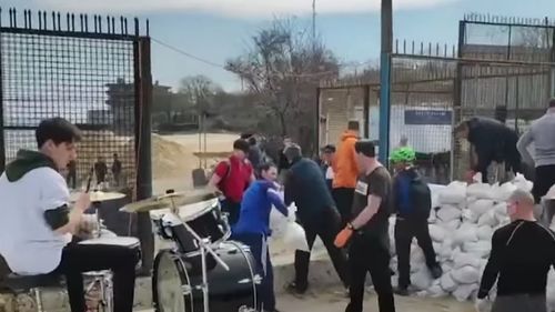VIDEO Ucrainenii încarcă nisip în saci, în Odesa, pentru a se pregăti de invazia rusă, pe melodia “It’s My Life” / Bon Jovi a reacționat pe Facebook