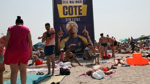 FOTO De ce merg turiștii în Costinești, sufocată de reclame la pariuri, fără pic de intimitate pe plajă și care anul trecut era amenințată cu închiderea de ministrul Turismului