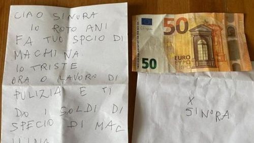 Unei italience i s-a spart oglinda de la mașină. După 3 ani, primește o scrisoare și 50 de euro: ”Acum am o slujbă la curățenie și vă dau banii pentru oglinda mașinii. Scuzați-mă” / Proprietara caută făptașul pentru a-i mulțumi pentru gestul frumos