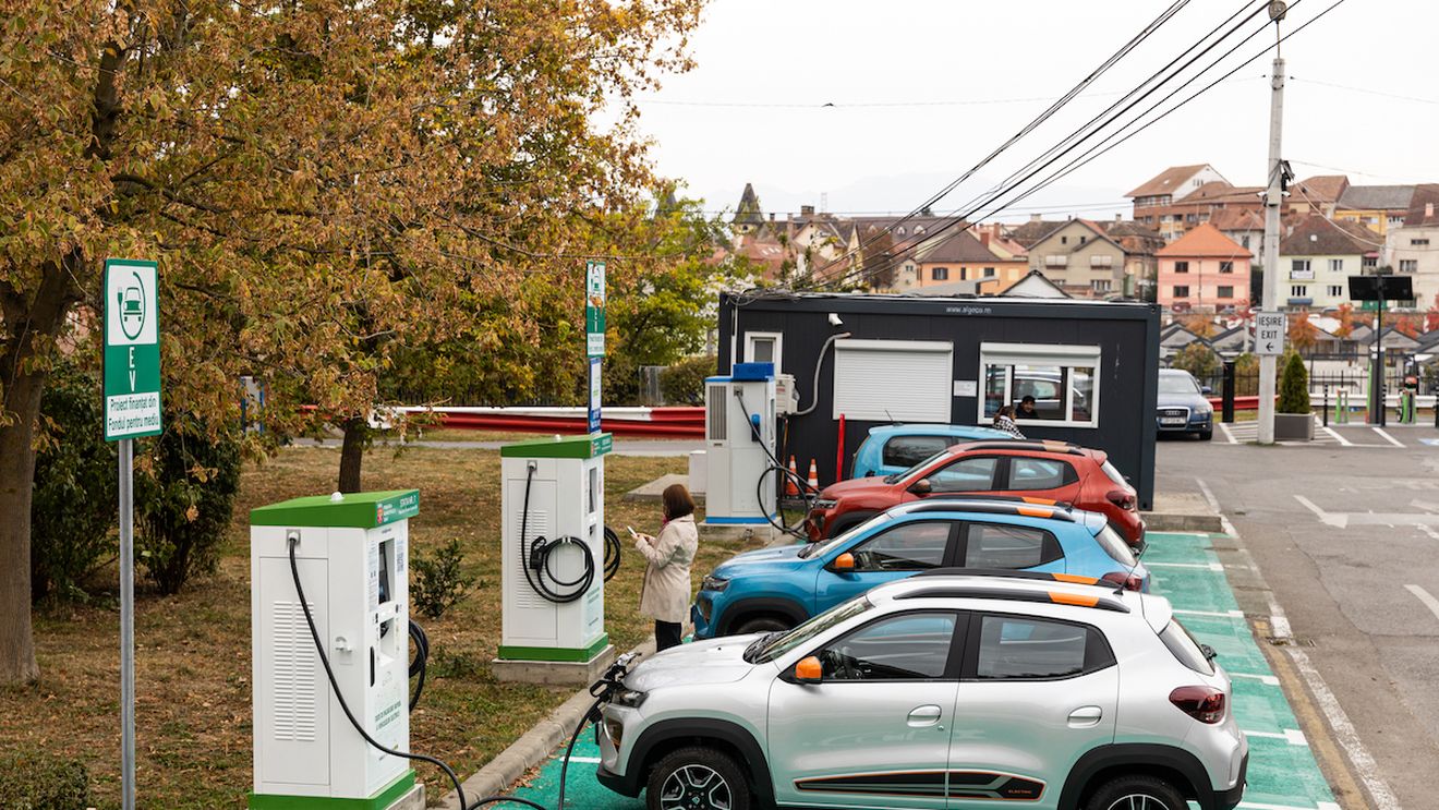Primăria Sibiu vrea să dubleze prețul pentru încărcarea mașinilor electrice la stațiile din oraș / De la 1 leu pe kwh, la 2 lei, sau chiar 2,5 în funcție de viteza de încărcare