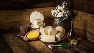 O fermă din Brașov a primit o stea de aur de la ”Great Taste Awards” / A fost premiată brânza de burduf: ”mirosul ne-a adus aminte de strugurii Cabernet”