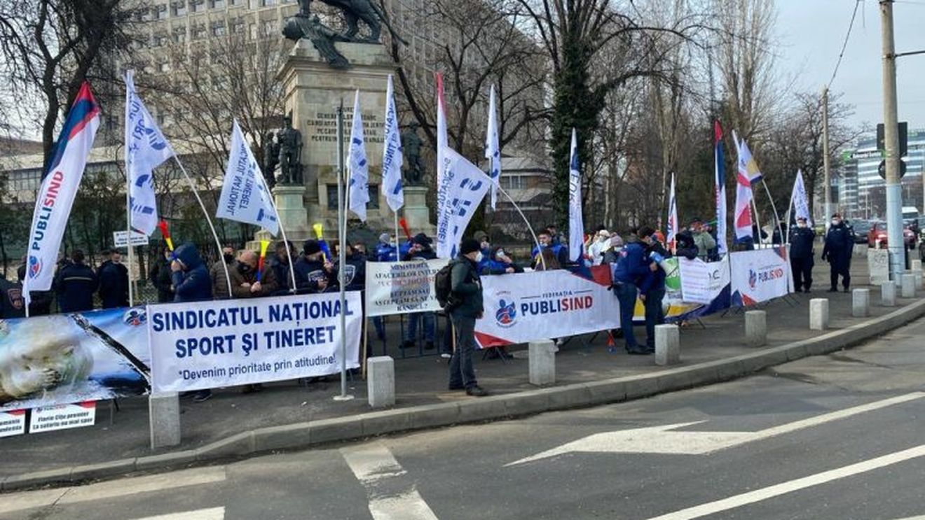 Protest al sindicaliștilor de Ziua Sportului, în faţa ministerului de resort/ Aceștia reclamă lipsa consultărilor cu specialiştii din federaţii şi finanţări "sub limita sărăciei"