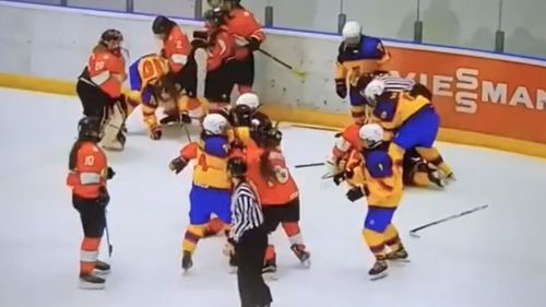 Bătaie generală la un meci de hochei feminin între naționalele României și Bulgariei / Arbitra partidei a acordat 554 de minute de penalizare ambelor echipe / România a învins Bulgaria, dar a terminat pe locul 4 în grupa A a Diviziei a III-a a Campionatul Mondial