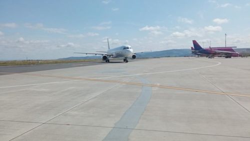 VIDEO O aeronavă cu sistemul de navigație defect a aterizat în siguranță la Iași /  Avionul circula pe ruta Bergamo - Iași și avea 107 pasageri la bord