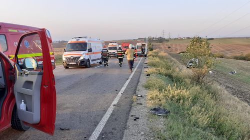 Trafic îngreunat în județul Vâlcea, pe DN7: Accident cu 11 persoane, 3 mașini și două autoutilitare / Două persoane sunt încarcerate