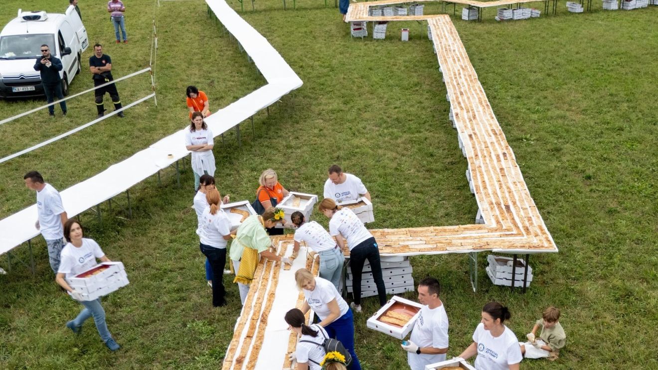 Un sat croat a bătut recordul mondial cu un şir de strudel de 3 km lungime