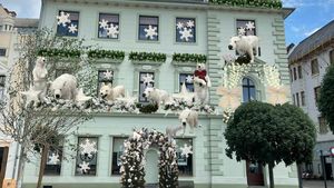 FOTO Cinci clădiri monument din centrul Oradiei vor fi decorate pentru prima oară, de Crăciun, cu brazi, urși polari, fundițe și turtițe