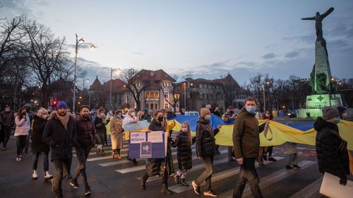 VIDEO Peste 1.000 de persoane la manifestația de solidaritate cu Ucraina la București. Oamenii au cântat imnul Ucrainei și au scandat „Putin, asasin!”
