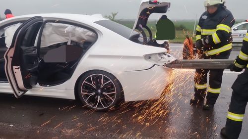 Un șofer de 38 de ani a murit pe A1, după ce a intrat frontal în parapetul median, care a străpuns mașina