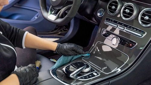 EXCLUSIV: În România vor fi vândute automobile premium și de lux în valoare de 6,6 miliarde de lei în 2024 / Peste 100 de români vor încheia anul cu o avere mai mare de 30 de milioane de dolari, iar 2.000 cu active de peste 1 milion de dolari - raport