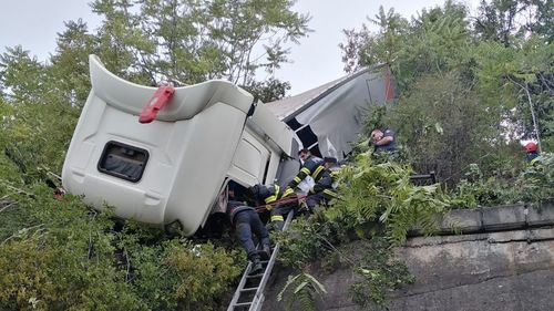 Trafic feroviar întrerupt pe magistrala București -Timișoara, în zona Orșova, după ce un tir s-a răsturnat aproape de calea ferată. Pompierii intervin pentru scoaterea șoferului încarcerat