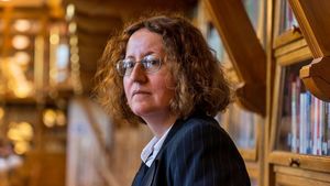 Jumătate de masterat călare pe-un sistem cangrenat / Op Ed Oana Fotache Dubălaru, decana Facultății de Litere a Universității din București