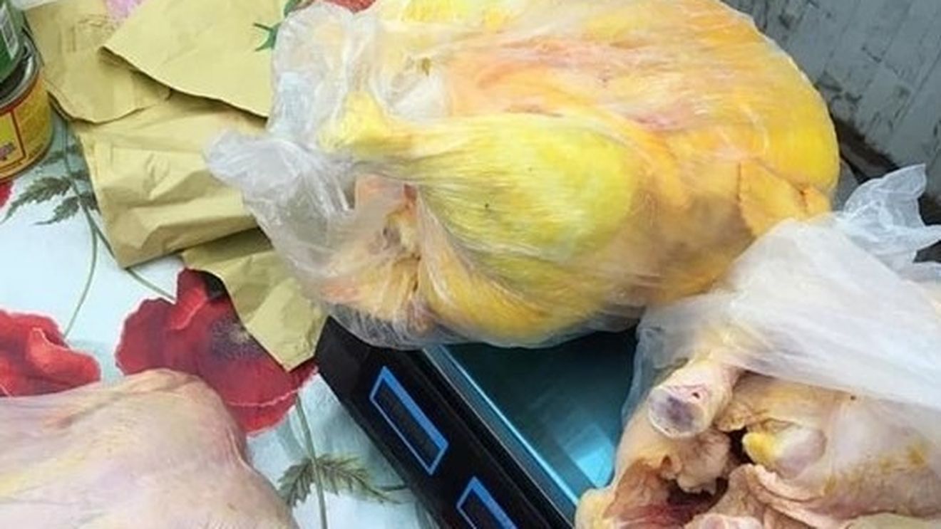Carne vopsită cu galben, ca să pară de la păsări crescute în curte, găsită de poliţiştii locali în zona unei pieţe din Galați