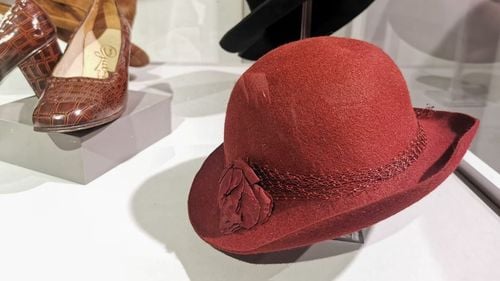 Povestea pălăriilor Paltim, simbol al modei de altădată. Fabrica de la Timișoara a fost înfiinţată în 1899, iar palăriile erau vândute în toată lumea. Acum, în loc e un cartier rezidențial