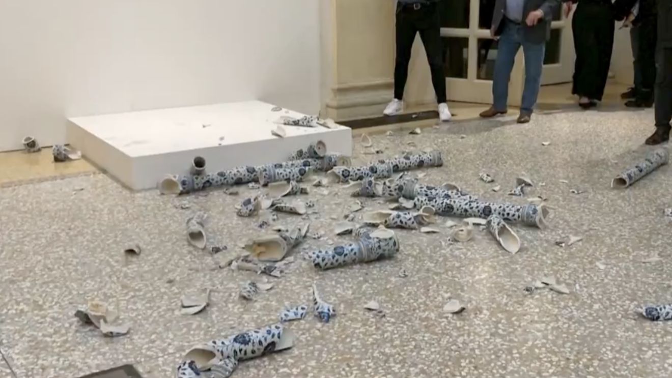 O sculptură a artistului Ai Weiwei, distrusă în Italia de un ceh recidivist care susține că este un artist contestatar