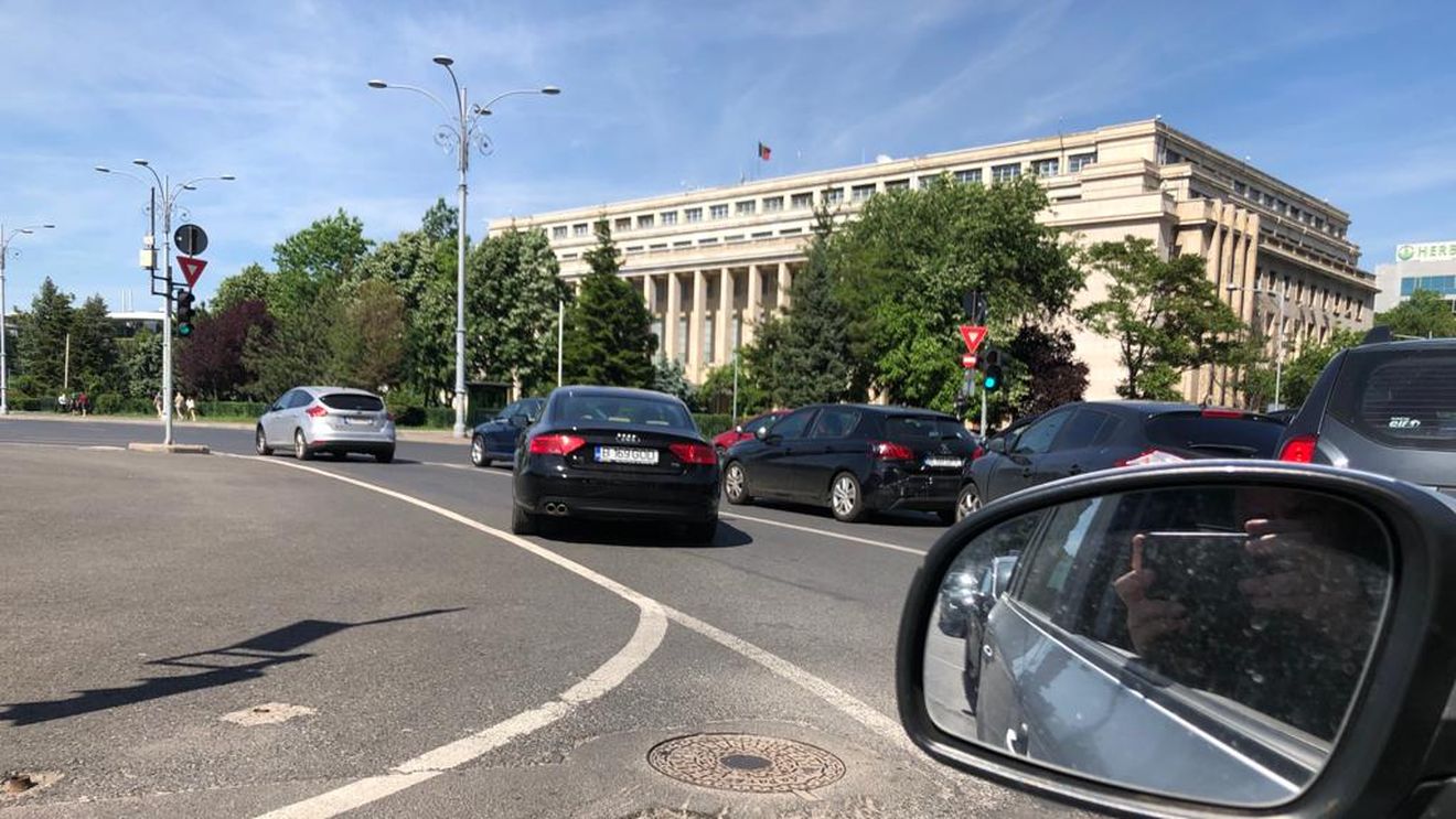 Groapa din Piața Victoriei