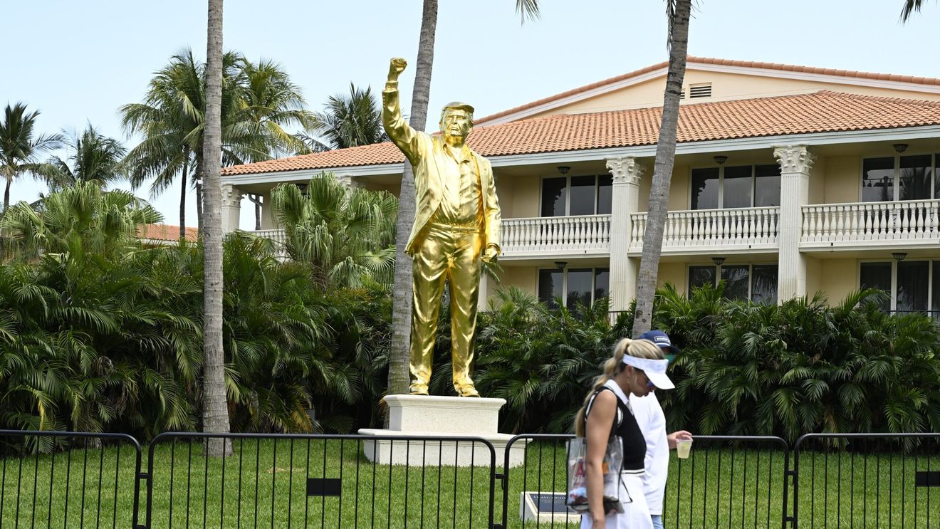 FOTO | Donald Trump are acum o statuie aurie de peste șase metri la clubul său de golf din Florida. Sculptura completează cultul personalității din al doilea mandat