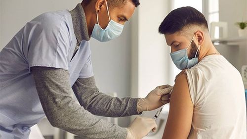 Marketing pentru promovarea vaccinării: Piercing, bere gratis,  petreceri pentru vaccinare, loterii, reduceri la restaurante