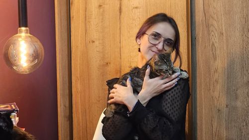 EXCLUSIV | Constelații cu pisici. Psihologul Laura Albu aduce o abordare inedită în terapie: ,,Pisicile creează spațiul în care clientul își poate „descurca” gândurile și emoțiile’’ / Cum decurge o ședință de vindecare și cât costă experiența (VIDEO & FOTO)