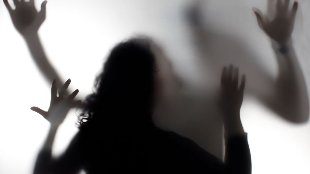 Un an și o lună cu suspendare pentru 4 infracțiuni comise de un tată abuziv: „Vă fac felul în seara asta!” / Judecător: „Nu a avut un mod de operare complex”