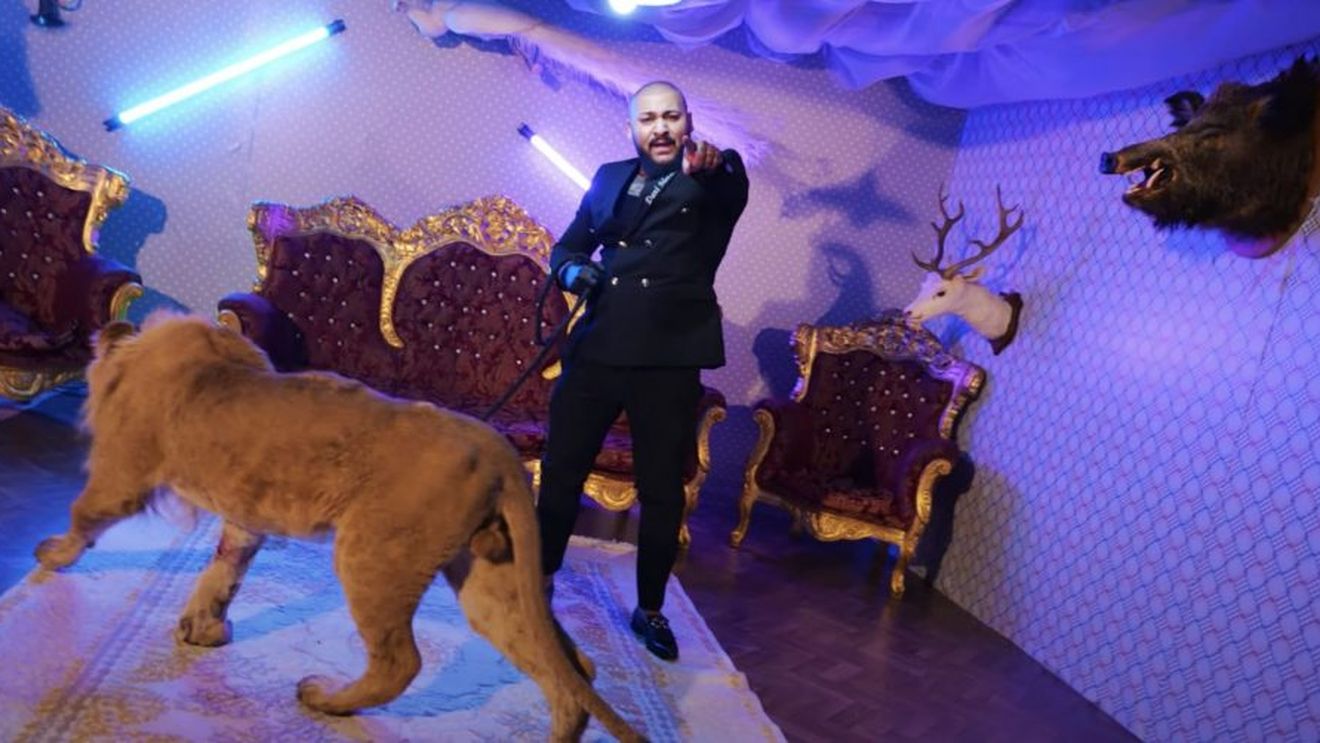 Percheziție la cântărețul de manele Dani Mocanu / Dosar de amenințare, tulburarea liniștii publice și port de obiecte periculoase / Ar fi amenințat un tânăr cu un cuțit