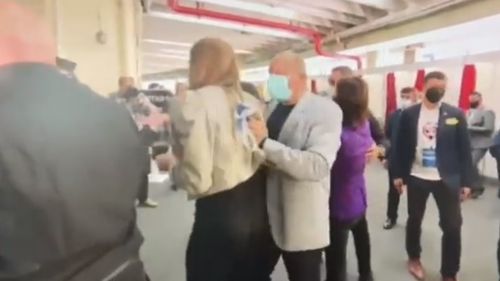 VIDEO Jurnalista Mădălina Mihalache, îmbrâncită la Congresul PNL pentru că voia să filmeze cum votează delegații. Al doilea caz de ziarist bruscat la PNL