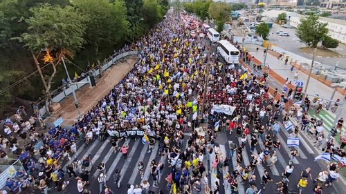 Marile demonstraţii din Israel pentru eliberarea ostaticilor Hamas, criticate de Netanyahu / Peste 200 de mii de manifestanți s-au adunat în Tel Aviv duminică seara