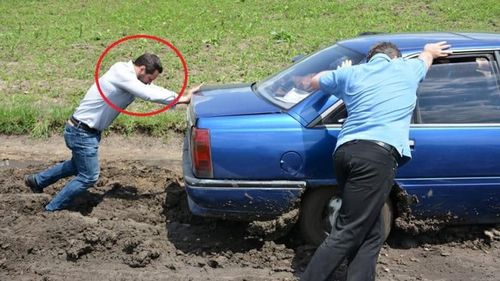 Primarul din Dâmbovița care s-a făcut singur cetățean de onoare a fost depășit: Viceprimarul Chișinăului s-a numit singur primar interimar