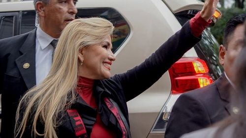 „A început persecuţia politică” - a scris fosta președintă interimară a Boliviei, Jeanine Anez, după ce procurorii au ordonat arestarea ei și a unor miniștri din executivul său