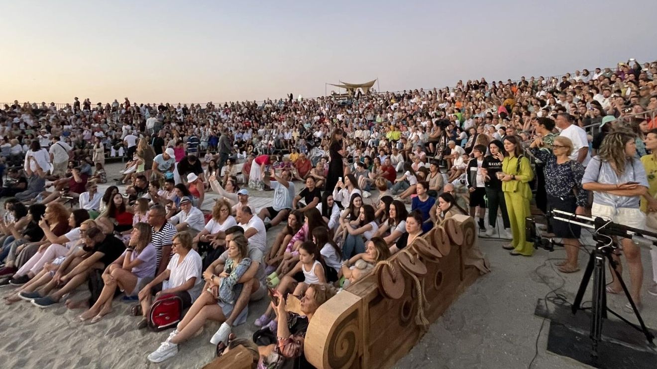 VIDEO Pauza de respirație: 3000 de constănțeni și turiști s-au strâns pe plajă, la răsărit, să asculte Corul Madrigal, în cadrul Stagiunii Estivale a Artelor Spectacolului