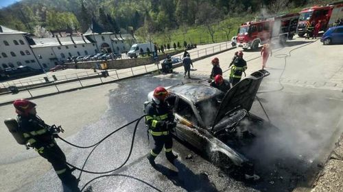 Hunedoara: Un autoturism a fost distrus de flăcări, într-o parcare din apropierea Mănăstirii Prislop