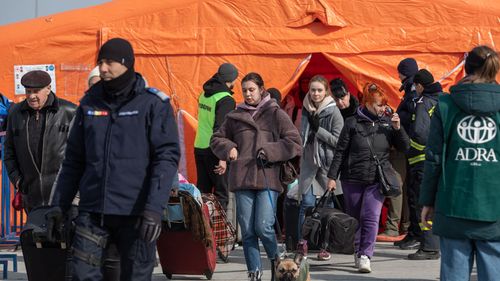 SURSE Banii dați de Guvern pentru masa și cazarea ucrainenilor ar putea fi condiționați de înscrierea copiilor într-o formă de școlarizare și de căutarea unui job de către adulți. Propunerea se discută la nivelul Guvernului / Nu vor fi afectate persoanele vulnerabile