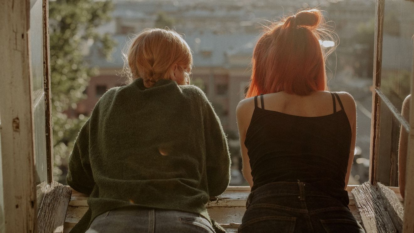 Generația Z se răsfață cu bunuri de lux pentru a-și calma disperarea economică