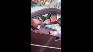 Noi imagini cu împușcăturile din Minneapolis, filmate de agentul ICE care a tras cu arma / Înregistrarea video pare să arate mașina lui Renee Nicole Good lovind sau aproape lovind agentul 