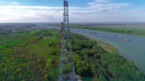 VIDEO Imagini de la ridicarea celor mai înalți stâlpi de tensiune din România, la a doua traversare a Dunării cu linia electrică Cernavodă-Stâlpu