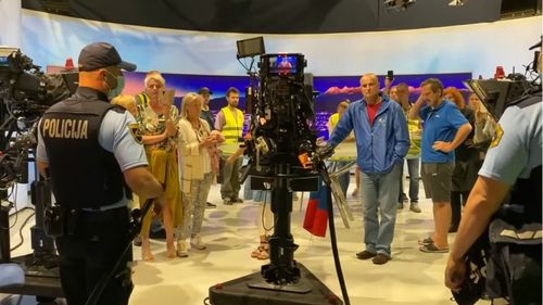 Antivacciniștii au pătruns cu forța în sediul televiziunii publice din Slovenia, încurajați de atacurile premierului populist la adresa presei - Digi24