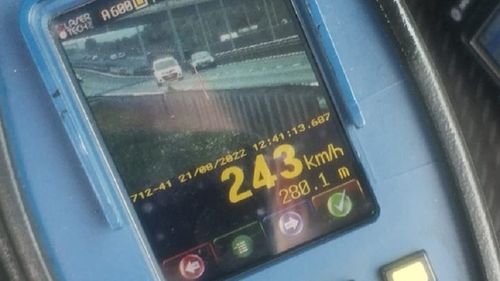 Un șofer a fost înregistrat de radar cu 243 km/h pe A1/ Bărbatul nu a oprit la semnalul polițiștilor, iar în mașină erau și doi copii care nu se aflau în scaune speciale, cum prevede legea
