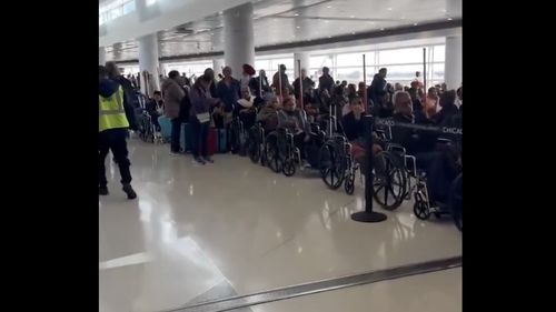 VIDEO Curiosul caz al pasagerilor în scaun cu rotile / Număr record de cereri pe zborurile către India și America de Sud / Companiile îi acuză că se prefac doar pentru a se îmbarca mai repede