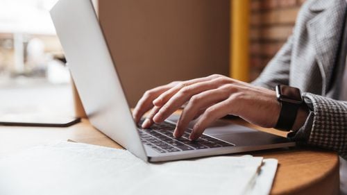 Cum îți poți îngriji laptopul astfel încât să funcționeze ca nou mult timp. Sfaturi de la un mare producător și specialiști din service-uri locale de top