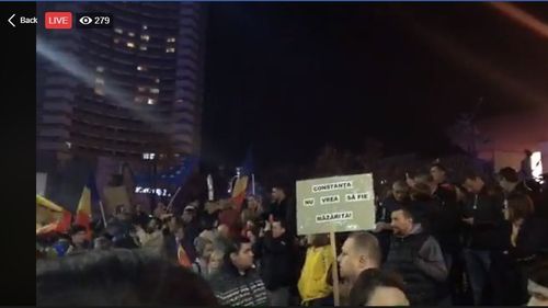 VIDEO Protest în Piața Universității. Printre cei prezenți au fost și politicieni, și artiști. Oamenii au avut mesaje anti-guvernamentale, pro-justiție și pro-Kovesi