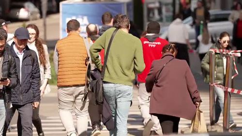 Populaţia Uniunii Europene a atins un nivel record de peste 450 de milioane de persoane graţie migraţiei, contracarând declinul natural al populaţiei pentru al patrulea an consecutiv